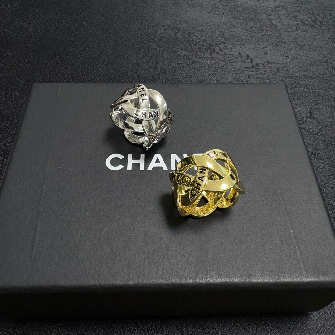 Chanel 高端品质上新 小香风Chanel亮面 系列造型 编织金、银戒指 夏天 款 简约的设计