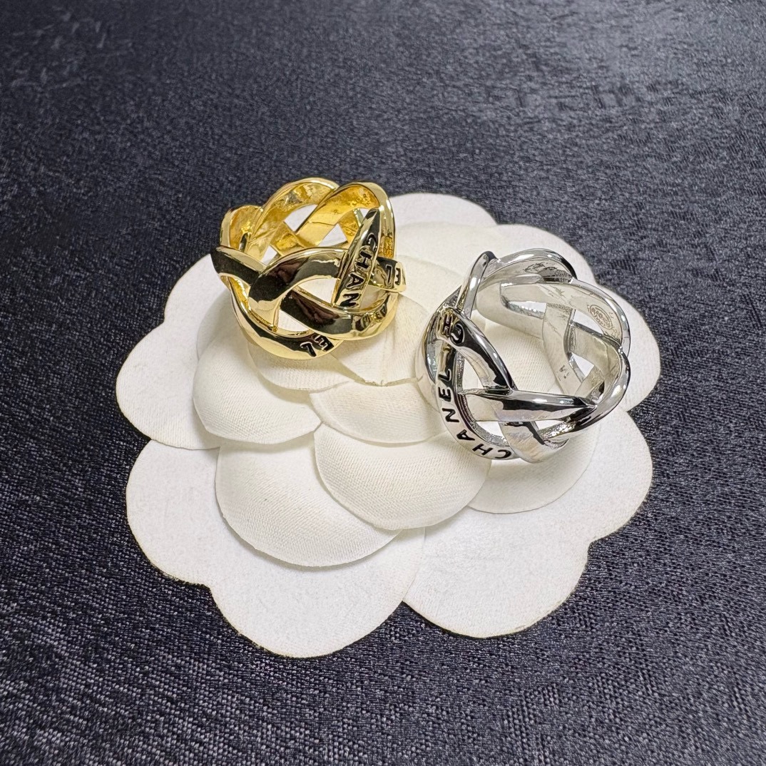 Chanel 高端品质上新 小香风Chanel亮面 系列造型 编织金、银戒指 夏天 款 简约的设计