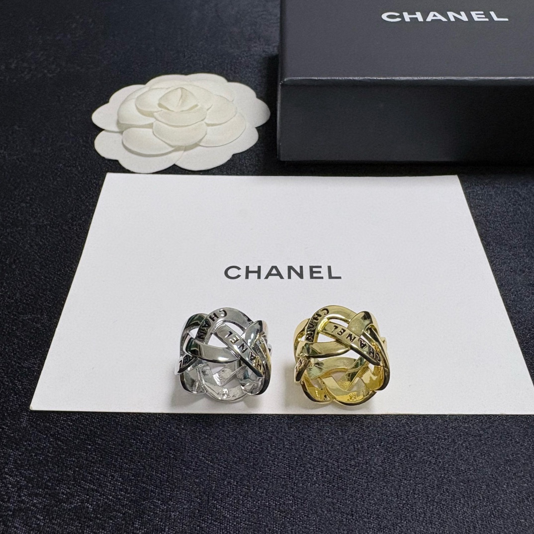 Chanel 高端品质上新 小香风Chanel亮面 系列造型 编织金、银戒指 夏天 款 简约的设计