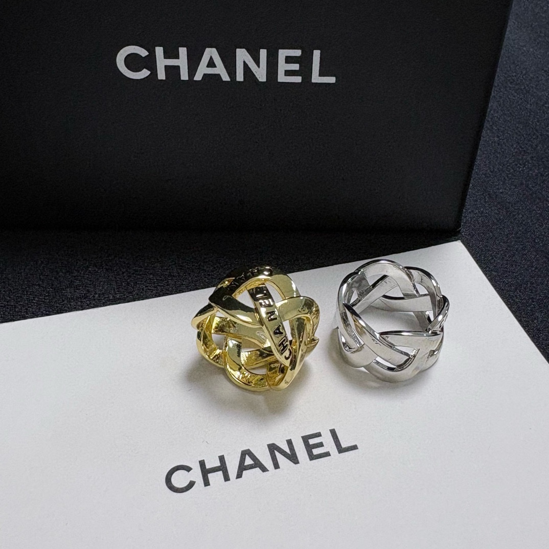 Chanel 高端品质上新 小香风Chanel亮面 系列造型 编织金、银戒指 夏天 款 简约的设计