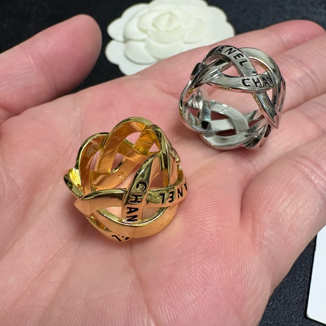 Chanel 高端品质上新 小香风Chanel亮面 系列造型 编织金、银戒指 夏天 款 简约的设计