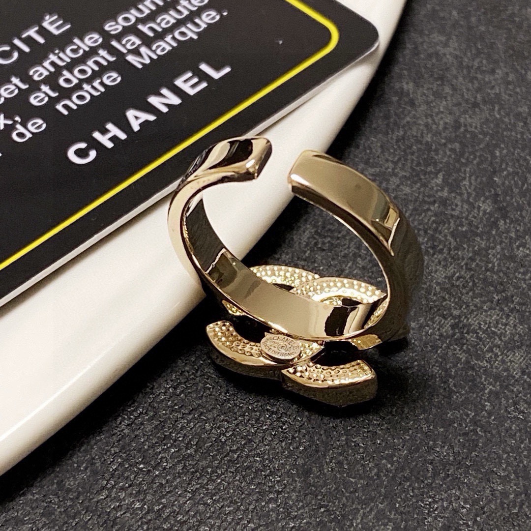 Chanel 小香风Chanel字母双C镶钻造型戒指 一戴就忍不住想夸的一款 简约的设计 超 又显手白