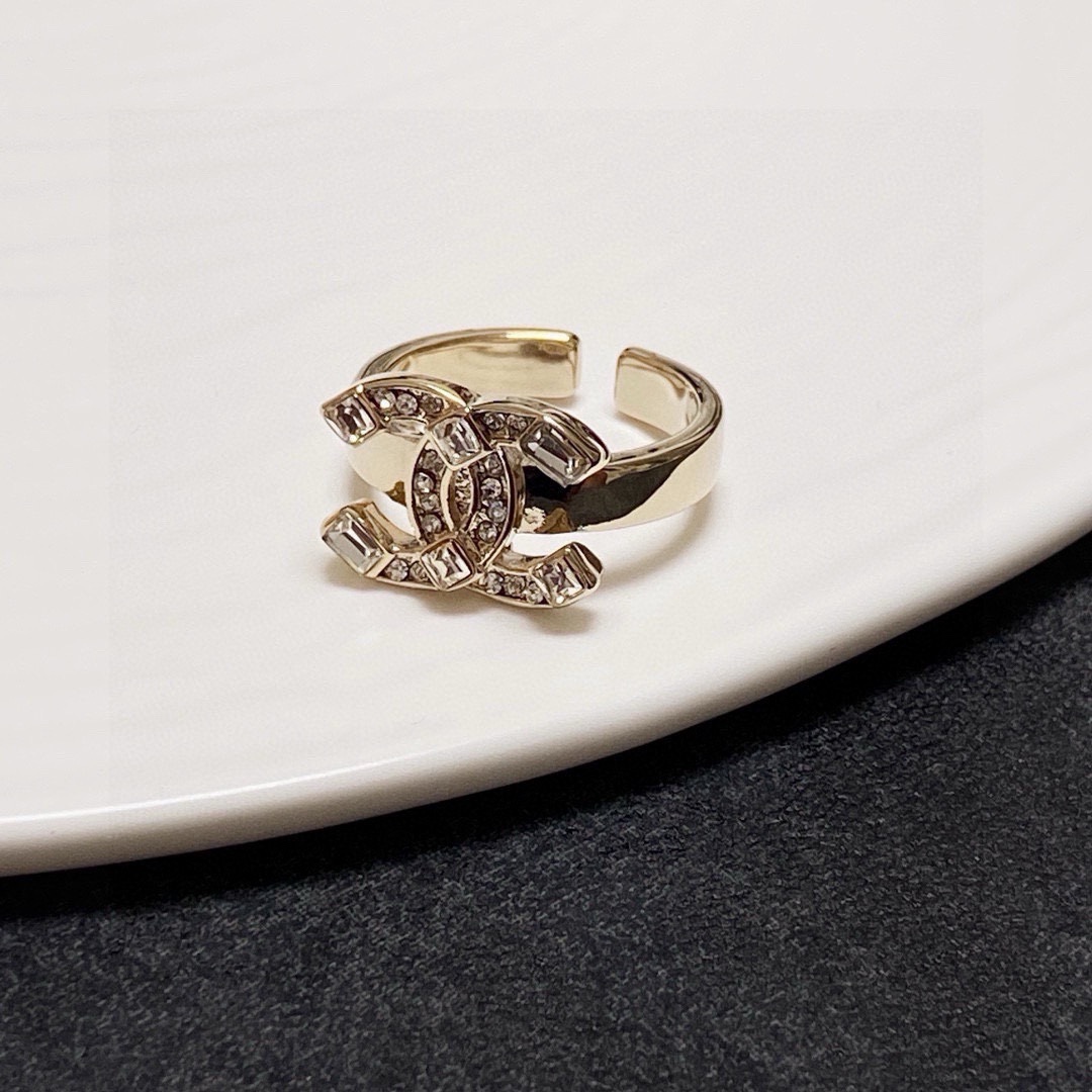 Chanel 小香风Chanel字母双C镶钻造型戒指 一戴就忍不住想夸的一款 简约的设计 超 又显手白