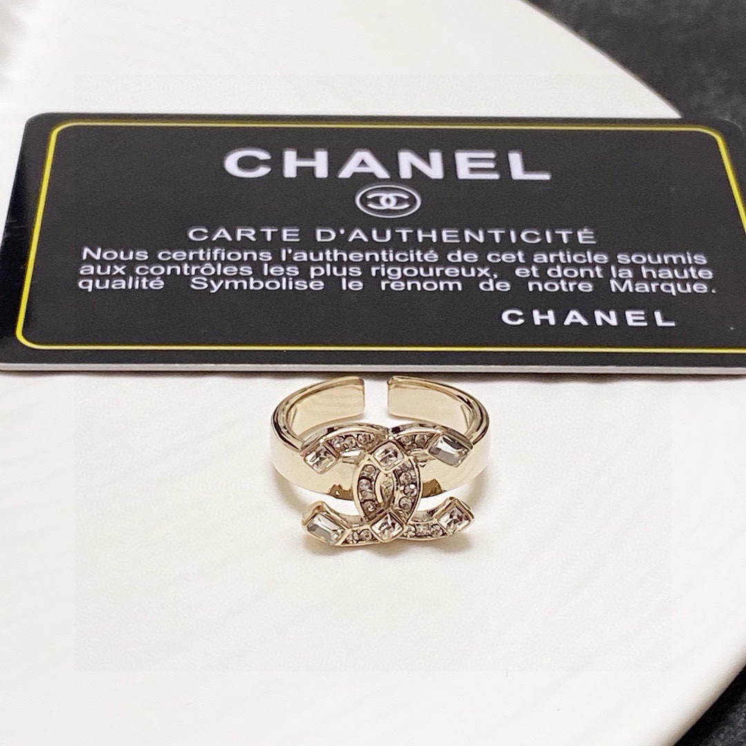 Chanel 小香风Chanel字母双C镶钻造型戒指 一戴就忍不住想夸的一款 简约的设计 超 又显手白