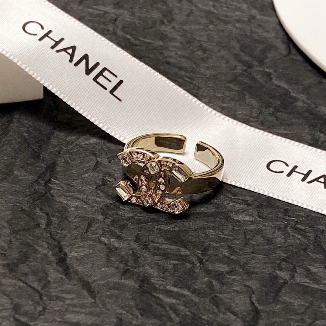 Chanel 小香风Chanel字母双C镶钻造型戒指 一戴就忍不住想夸的一款 简约的设计 超 又显手白