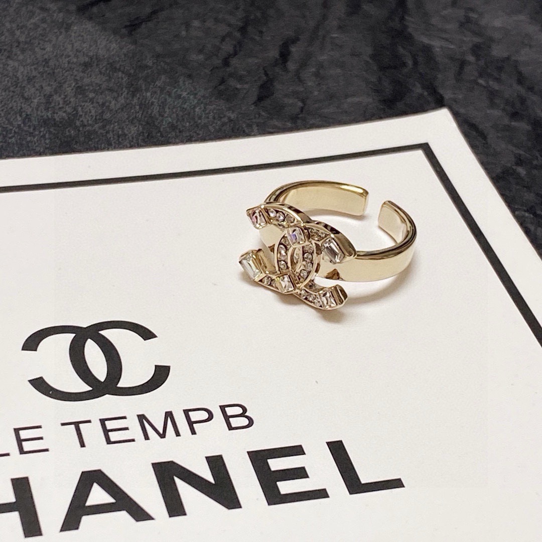 Chanel 小香风Chanel字母双C镶钻造型戒指 一戴就忍不住想夸的一款 简约的设计 超 又显手白