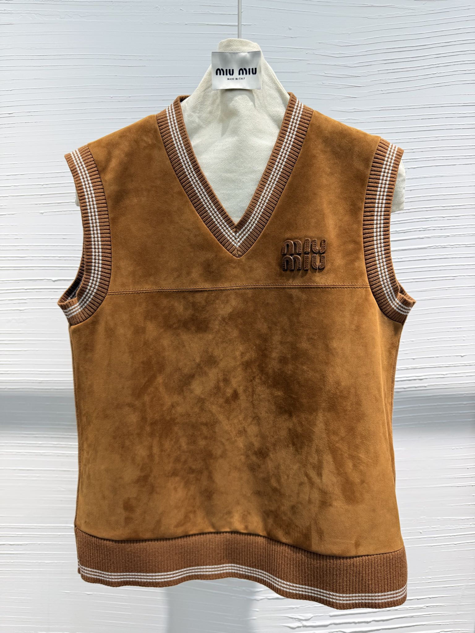 NO:869839,Miumiu 2026ss early spring series wool knitted and imported goatskin suede jacket. The knitted part has been pilled. SMLXL, Miumiu-clothing, miumiu, jackets & coats, sheepskin,19860909Miumiu 2026ss 早春系列 羊毛针织拼进口山羊皮绒面外套 针织部分做了扛起球处理 SMLXL,缪缪-服装,miumiu,jackets & coats,sheepskin,,Women's clothing