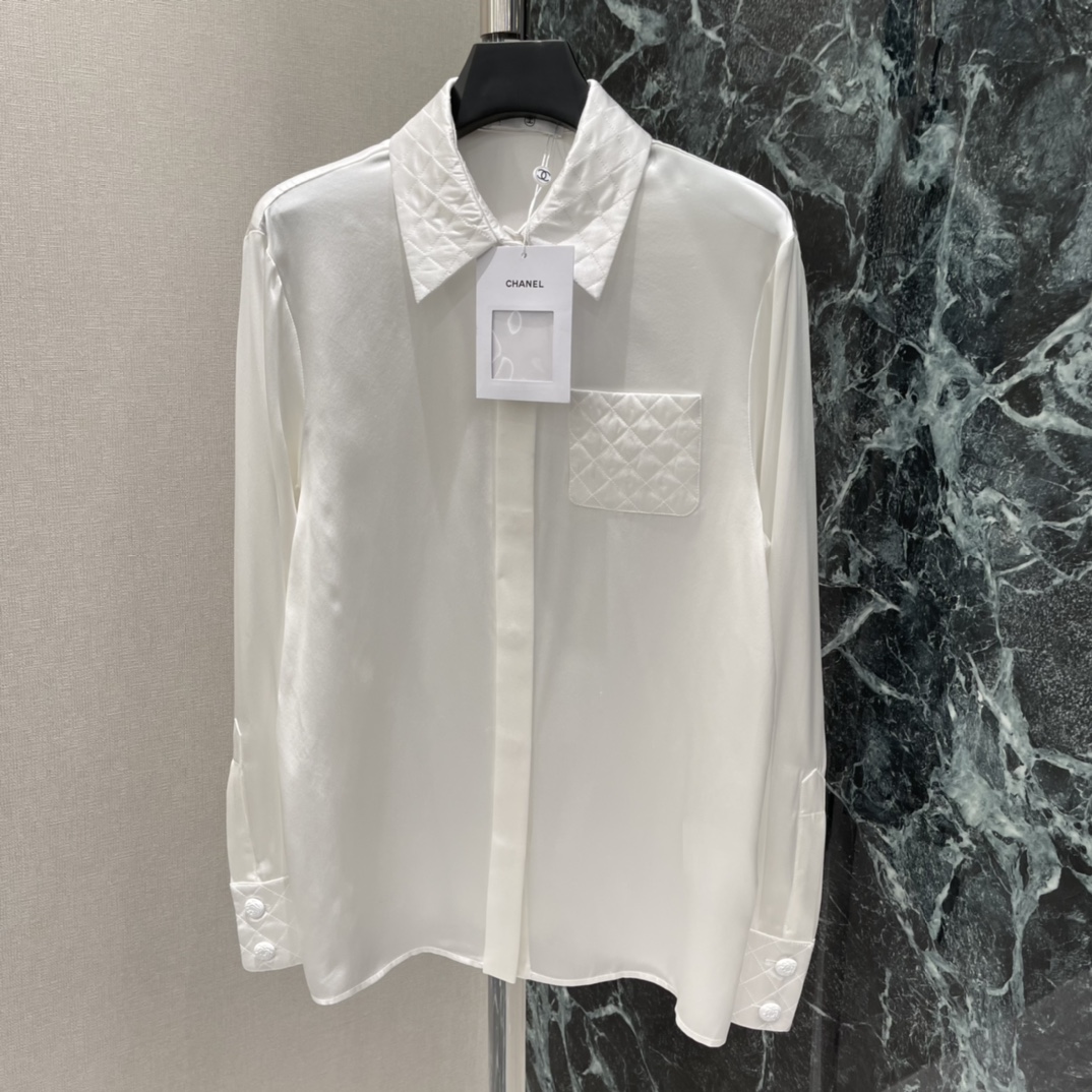 小香 26春夏新款 真丝缎长袖衬衫 面料顺滑有光泽 触感超柔软，穿着舒适又透气 经典翻领+胸前菱格口袋刺