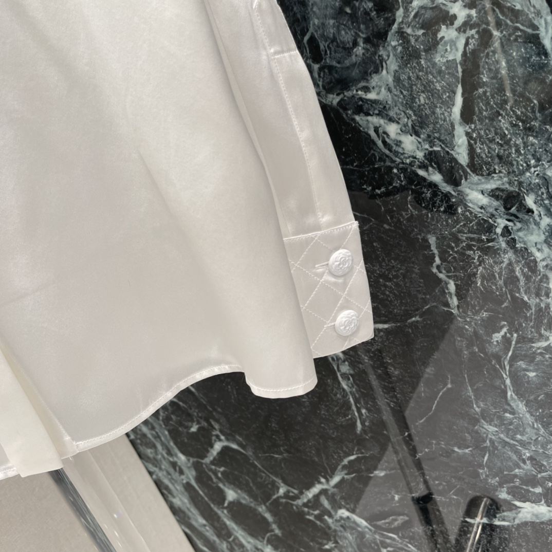 小香 26春夏新款 真丝缎长袖衬衫 面料顺滑有光泽 触感超柔软，穿着舒适又透气 经典翻领+胸前菱格口袋刺