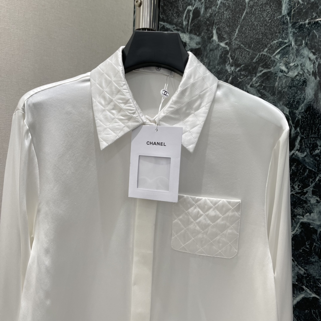 小香 26春夏新款 真丝缎长袖衬衫 面料顺滑有光泽 触感超柔软，穿着舒适又透气 经典翻领+胸前菱格口袋刺