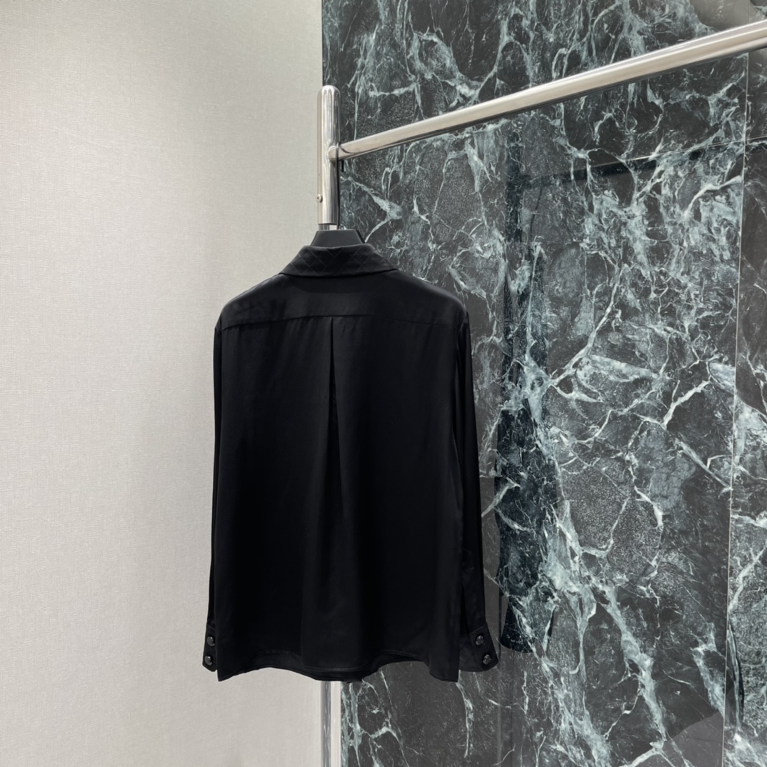 小香 26春夏新款 真丝缎长袖衬衫 面料顺滑有光泽 触感超柔软，穿着舒适又透气 经典翻领+胸前菱格口袋刺