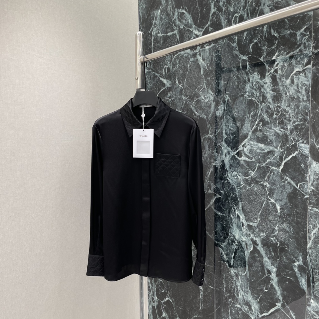 小香 26春夏新款 真丝缎长袖衬衫 面料顺滑有光泽 触感超柔软，穿着舒适又透气 经典翻领+胸前菱格口袋刺