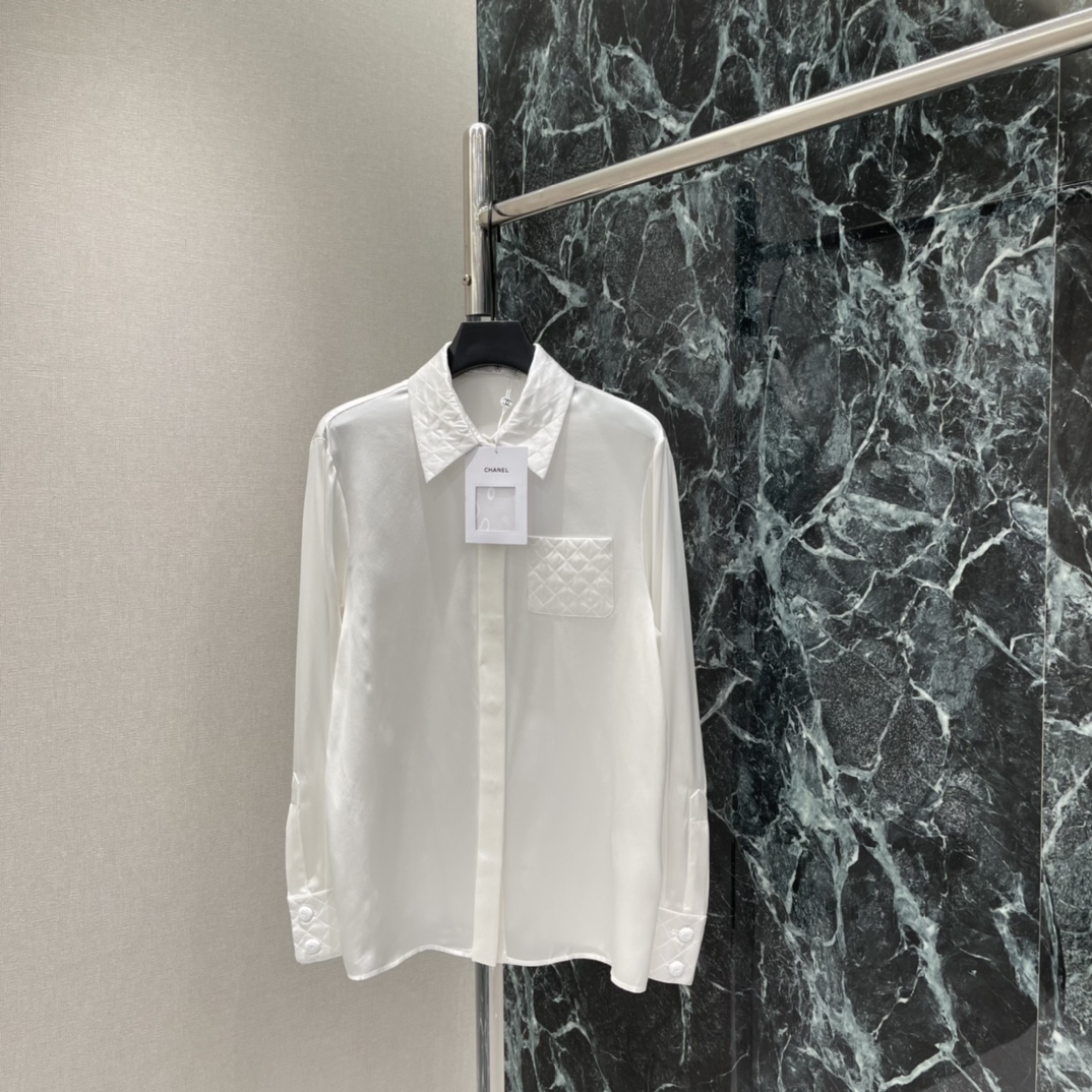 小香 26春夏新款 真丝缎长袖衬衫 面料顺滑有光泽 触感超柔软，穿着舒适又透气 经典翻领+胸前菱格口袋刺