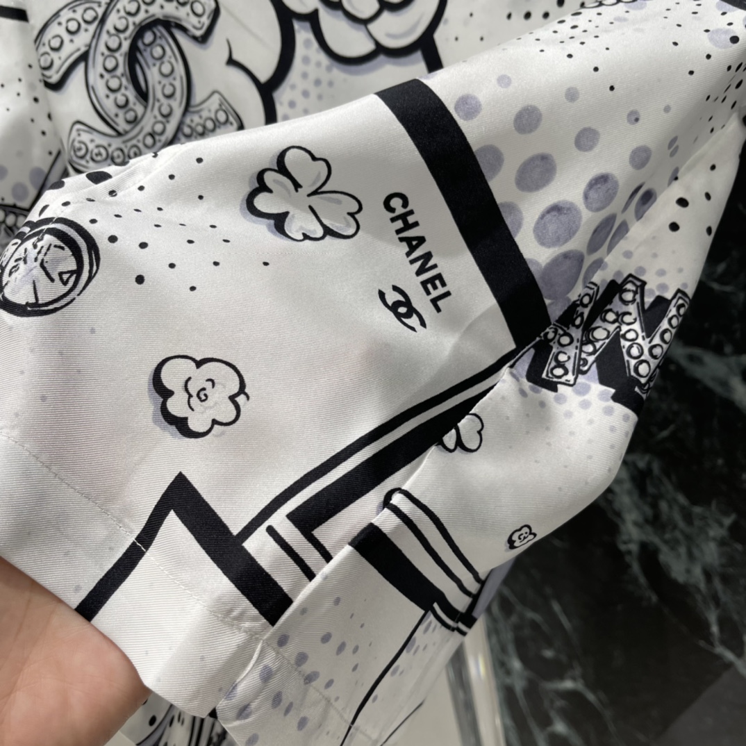 小香 26春夏新款 真丝印花上衣 黑白漫画风印花 点缀星星 双C标志山茶花等经典元素 趣味又时髦 短袖圆