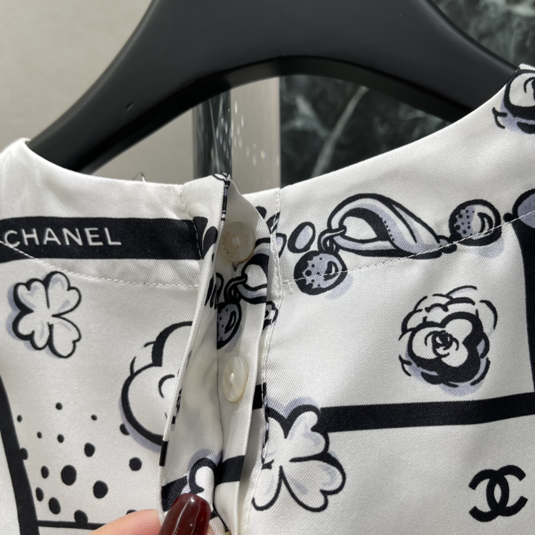 小香 26春夏新款 真丝印花上衣 黑白漫画风印花 点缀星星 双C标志山茶花等经典元素 趣味又时髦 短袖圆