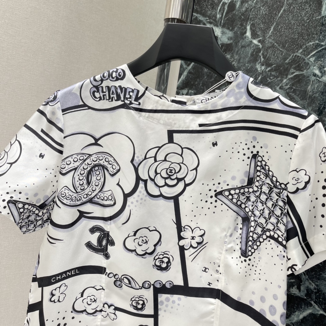 小香 26春夏新款 真丝印花上衣 黑白漫画风印花 点缀星星 双C标志山茶花等经典元素 趣味又时髦 短袖圆