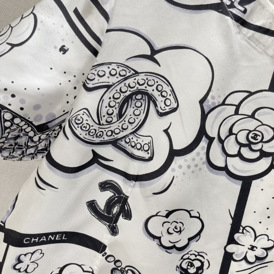 小香 26春夏新款 真丝印花上衣 黑白漫画风印花 点缀星星 双C标志山茶花等经典元素 趣味又时髦 短袖圆