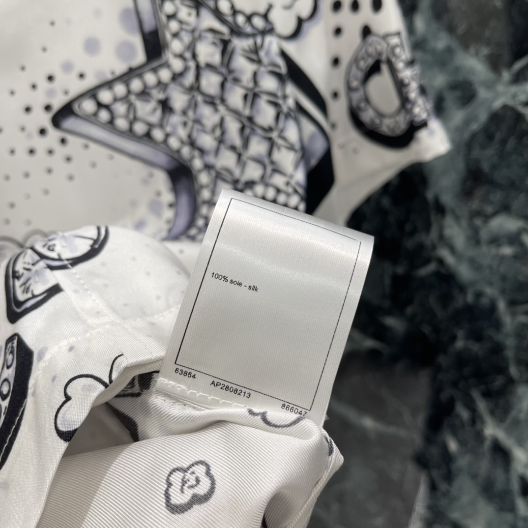 小香 26春夏新款 真丝印花上衣 黑白漫画风印花 点缀星星 双C标志山茶花等经典元素 趣味又时髦 短袖圆