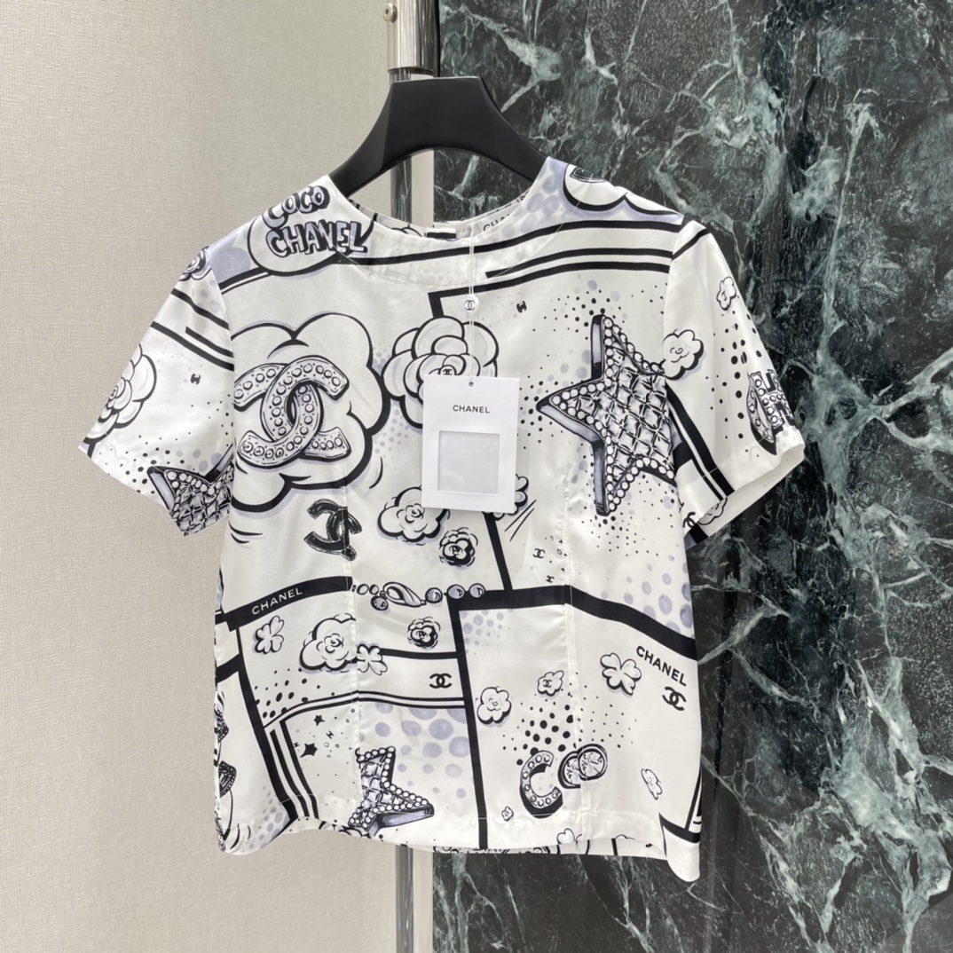 小香 26春夏新款 真丝印花上衣 黑白漫画风印花 点缀星星 双C标志山茶花等经典元素 趣味又时髦 短袖圆