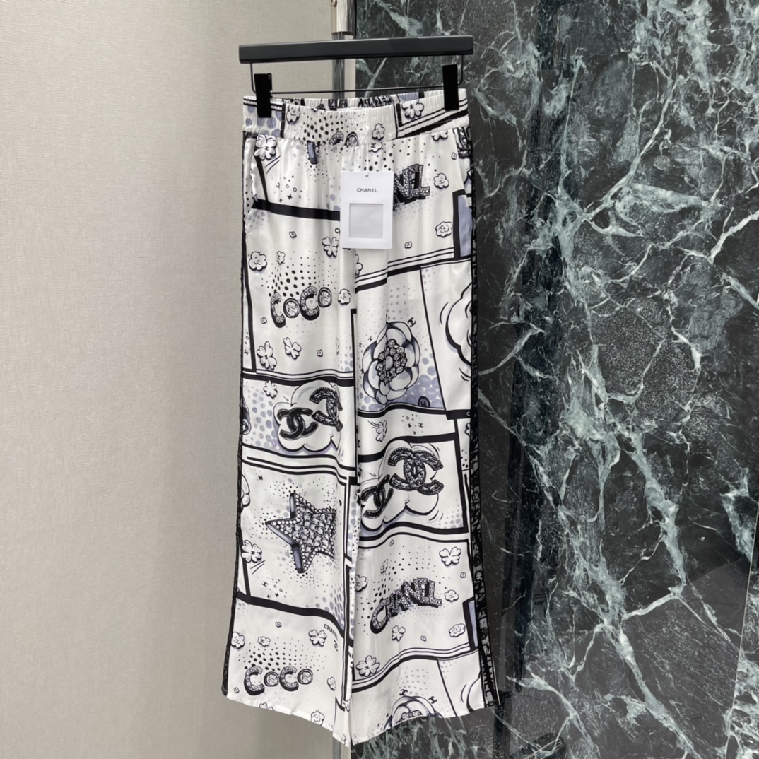 小香 26春夏新款 真丝印花阔腿裤 黑白印花融合双C标志和趣味图案，艺术感与品牌辨识度兼具 松紧腰设计 