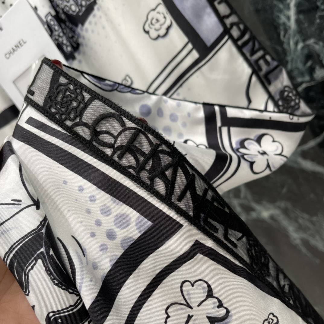 小香 26春夏新款 真丝印花阔腿裤 黑白印花融合双C标志和趣味图案，艺术感与品牌辨识度兼具 松紧腰设计 