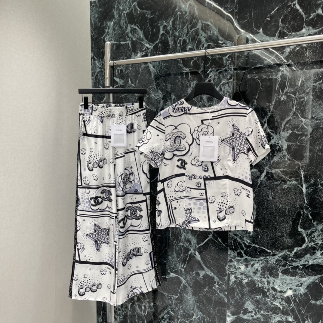 小香 26春夏新款 真丝印花阔腿裤 黑白印花融合双C标志和趣味图案，艺术感与品牌辨识度兼具 松紧腰设计 