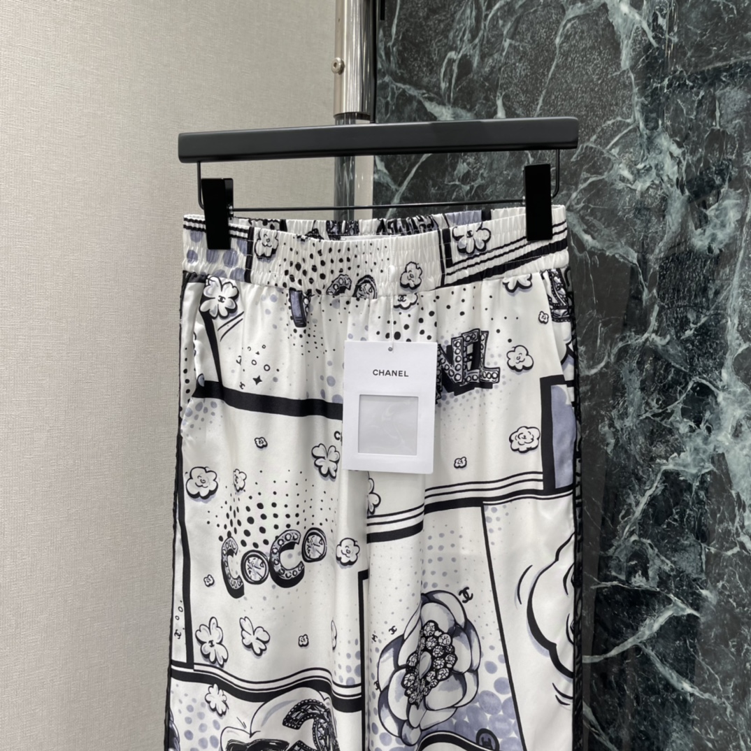 小香 26春夏新款 真丝印花阔腿裤 黑白印花融合双C标志和趣味图案，艺术感与品牌辨识度兼具 松紧腰设计 