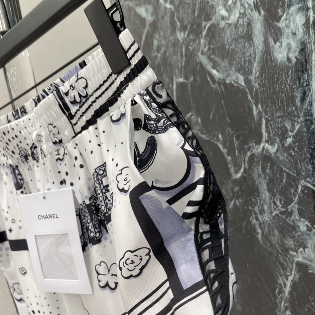 小香 26春夏新款 真丝印花阔腿裤 黑白印花融合双C标志和趣味图案，艺术感与品牌辨识度兼具 松紧腰设计 