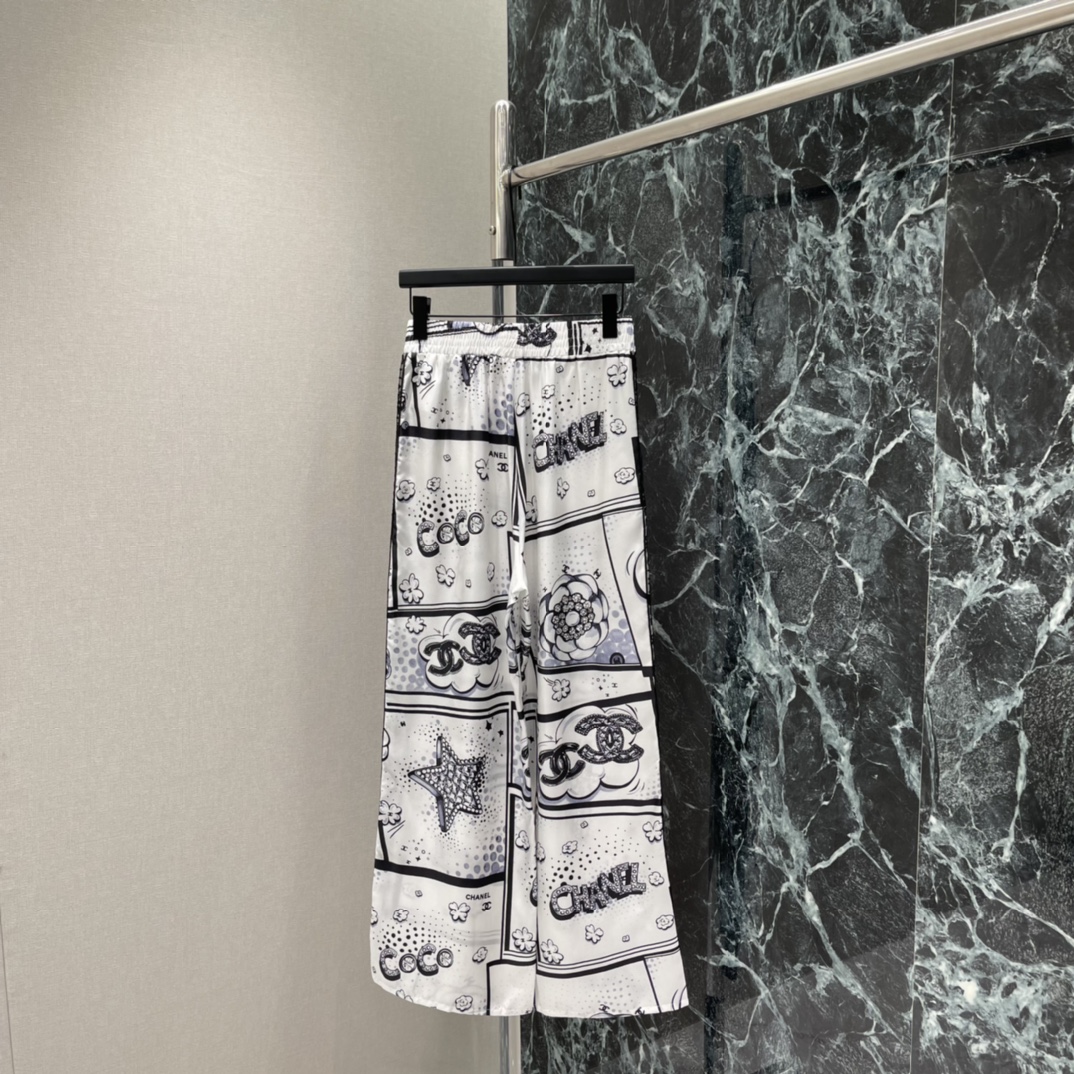 小香 26春夏新款 真丝印花阔腿裤 黑白印花融合双C标志和趣味图案，艺术感与品牌辨识度兼具 松紧腰设计 