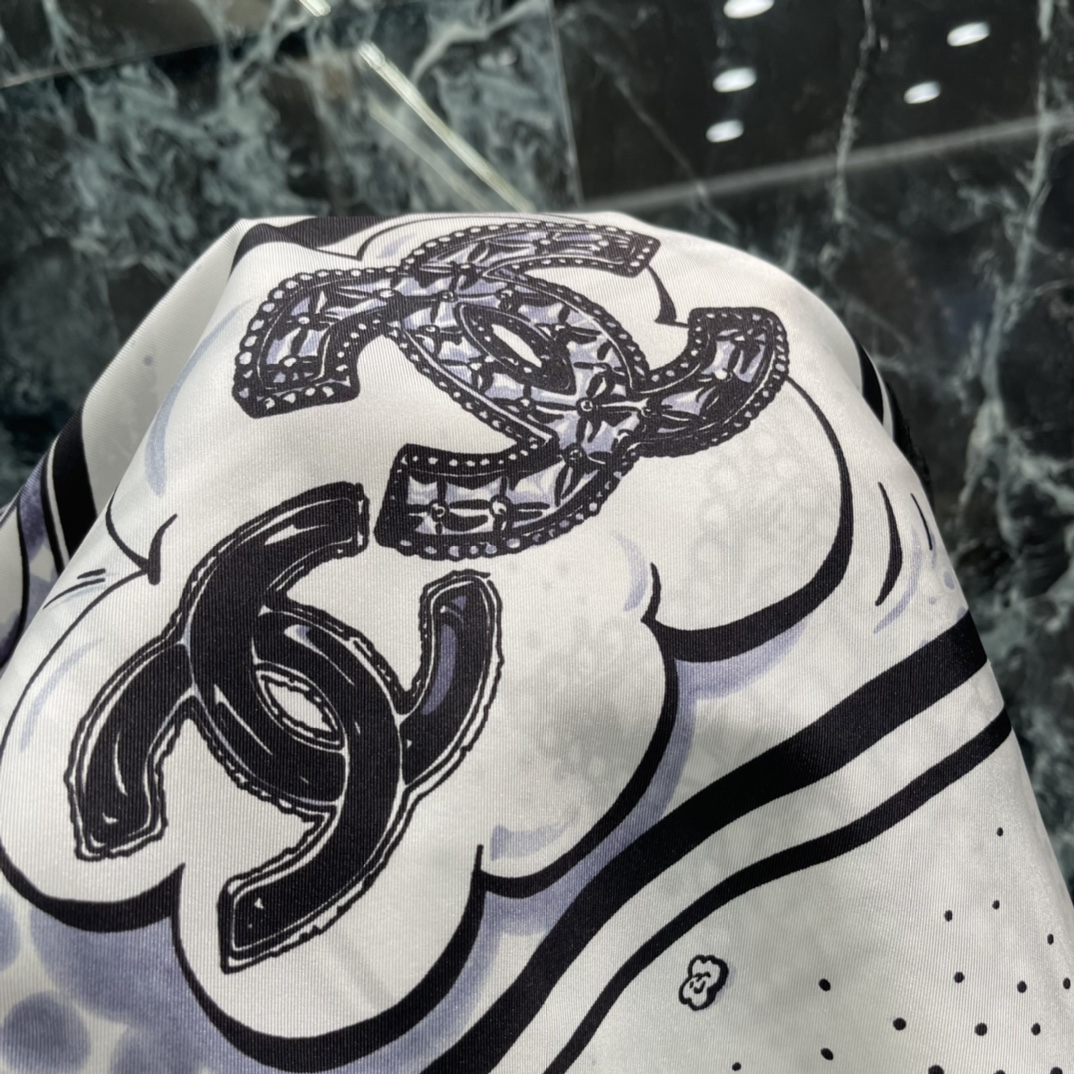 小香 26春夏新款 真丝印花阔腿裤 黑白印花融合双C标志和趣味图案，艺术感与品牌辨识度兼具 松紧腰设计 