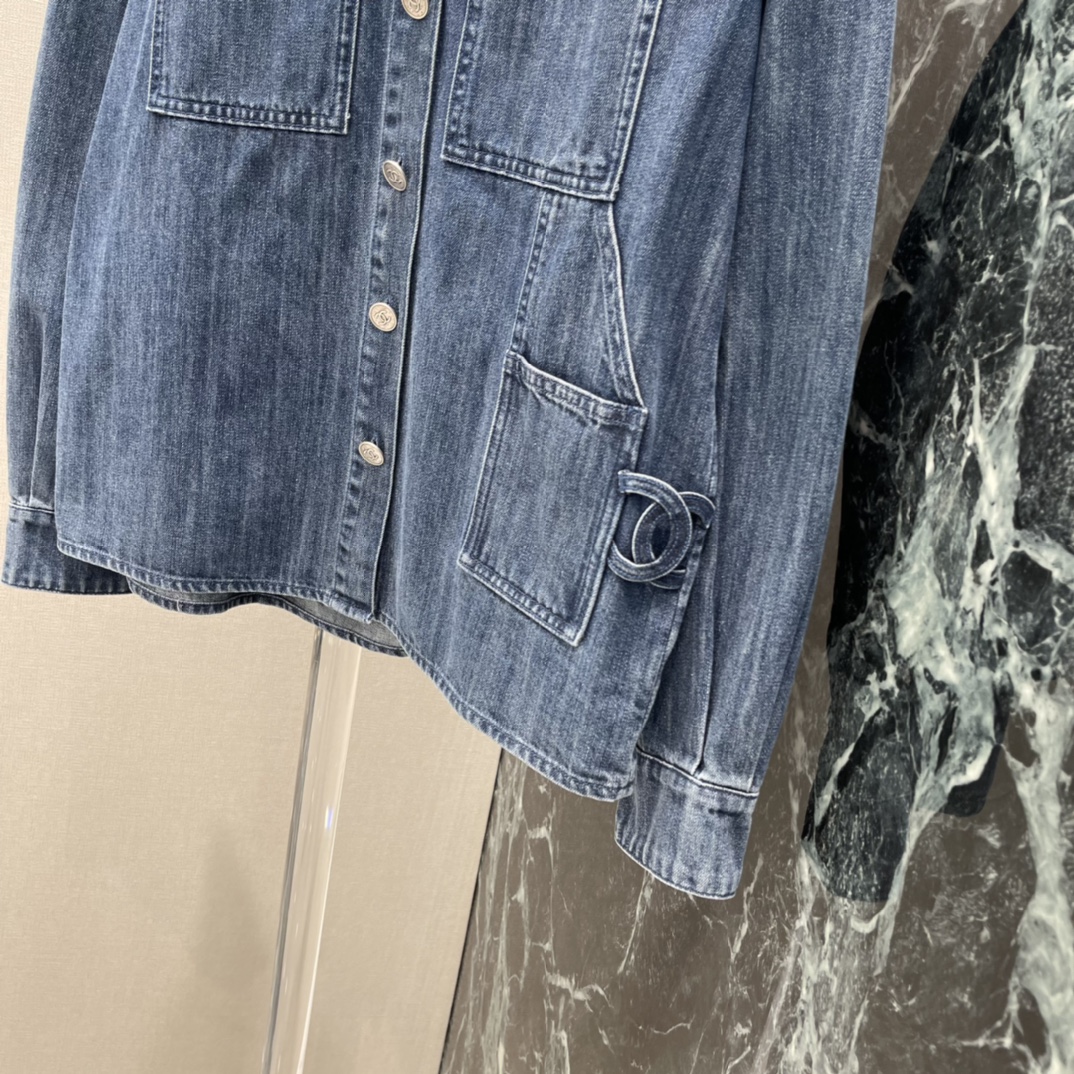 小香 26春夏新款 长袖牛仔外套 经典翻领+多口袋设计 实用又有细节感 正面双对称口袋 左下角双C标志超