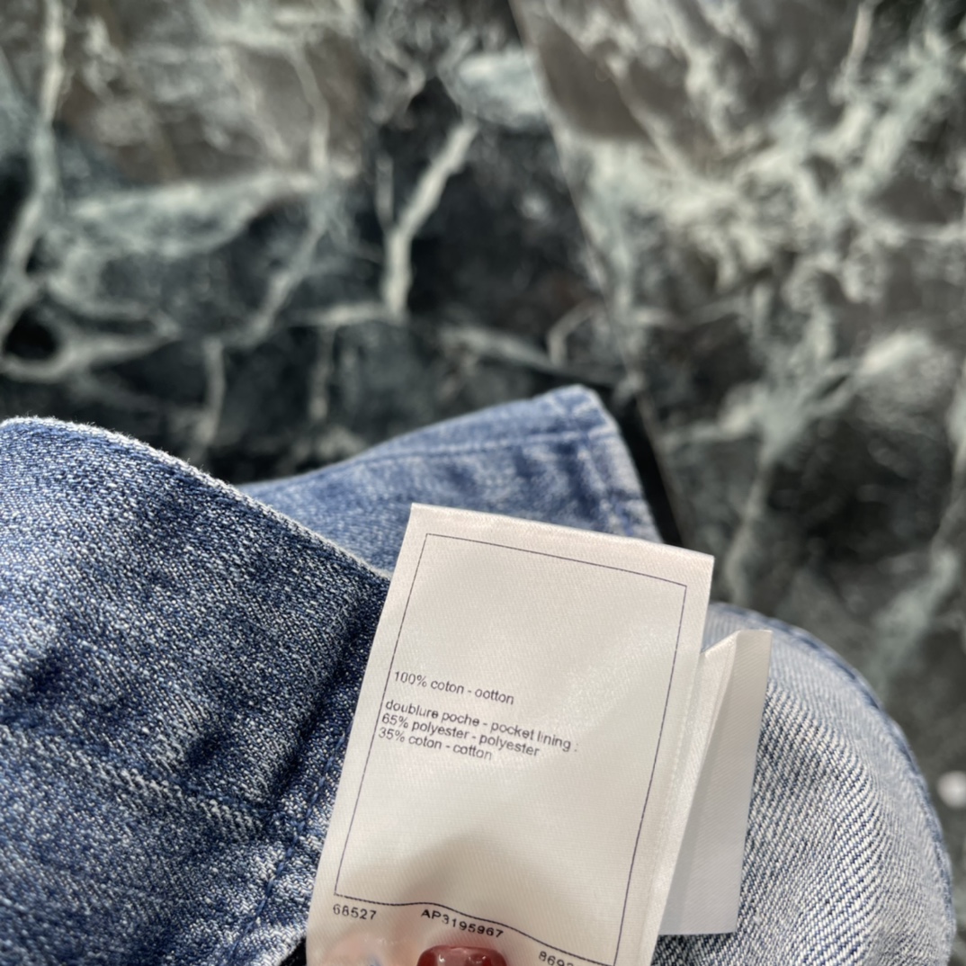 小香 26春夏新款 长袖牛仔外套 经典翻领+多口袋设计 实用又有细节感 正面双对称口袋 左下角双C标志超