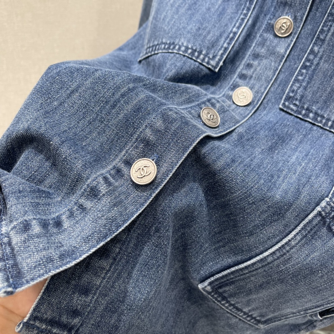小香 26春夏新款 长袖牛仔外套 经典翻领+多口袋设计 实用又有细节感 正面双对称口袋 左下角双C标志超