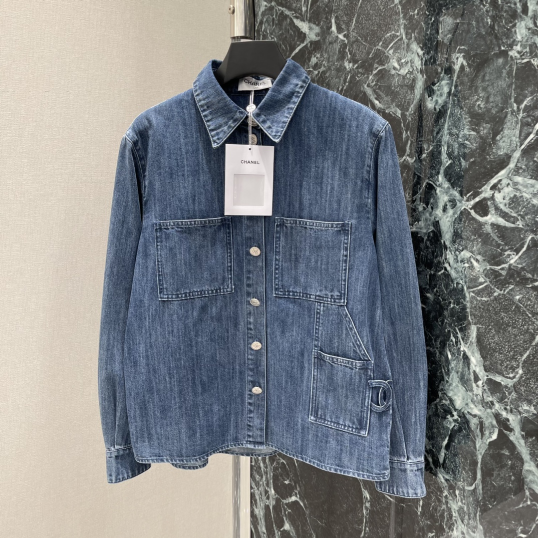 小香 26春夏新款 长袖牛仔外套 经典翻领+多口袋设计 实用又有细节感 正面双对称口袋 左下角双C标志超