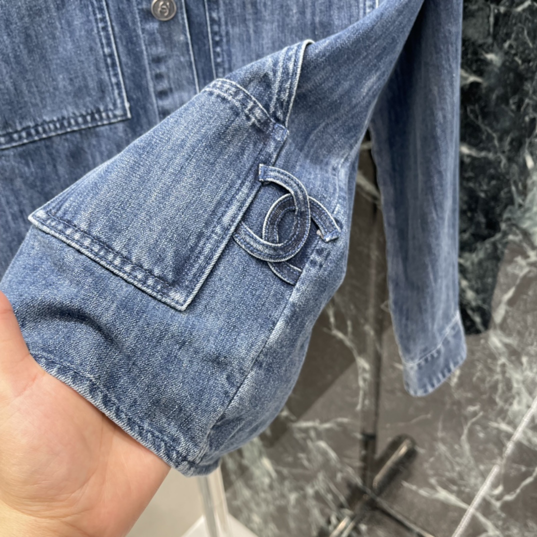 小香 26春夏新款 长袖牛仔外套 经典翻领+多口袋设计 实用又有细节感 正面双对称口袋 左下角双C标志超