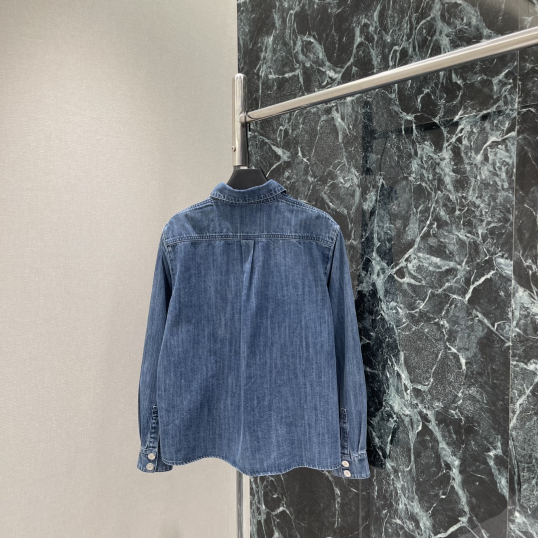 小香 26春夏新款 长袖牛仔外套 经典翻领+多口袋设计 实用又有细节感 正面双对称口袋 左下角双C标志超