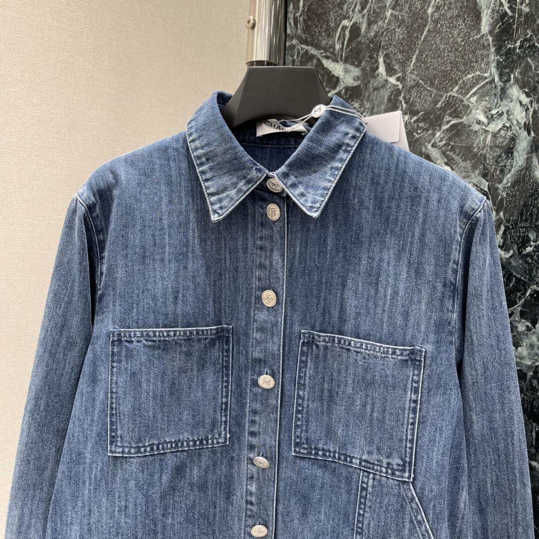 小香 26春夏新款 长袖牛仔外套 经典翻领+多口袋设计 实用又有细节感 正面双对称口袋 左下角双C标志超