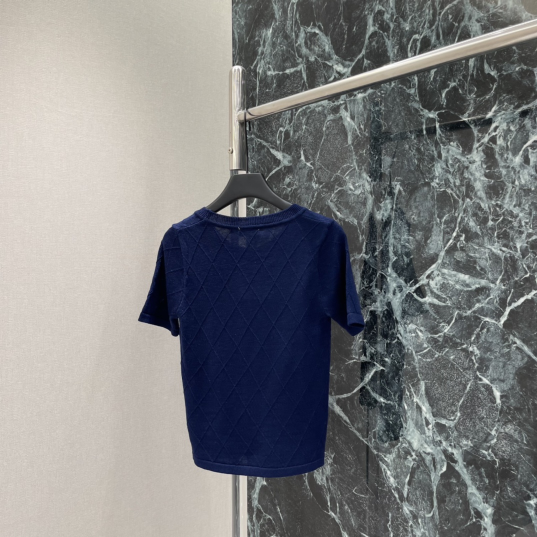 小香 26春夏新款 菱格纹针织短袖 胸前经典双C Logo辨识度满分 圆领+短袖设计 春夏单穿或内搭都很