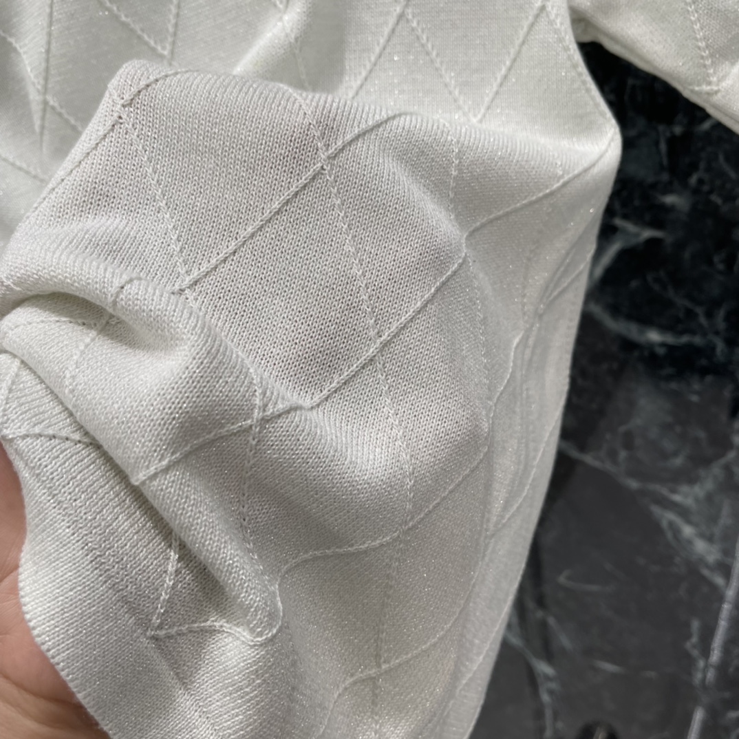 小香 26春夏新款 菱格纹针织短袖 胸前经典双C Logo辨识度满分 圆领+短袖设计 春夏单穿或内搭都很