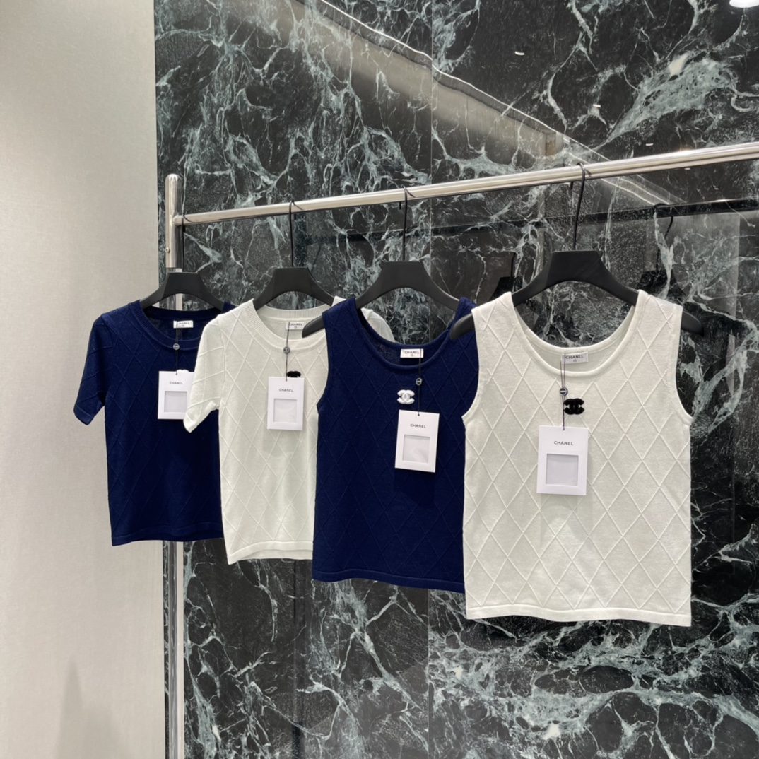 小香 26春夏新款 菱格纹针织短袖 胸前经典双C Logo辨识度满分 圆领+短袖设计 春夏单穿或内搭都很