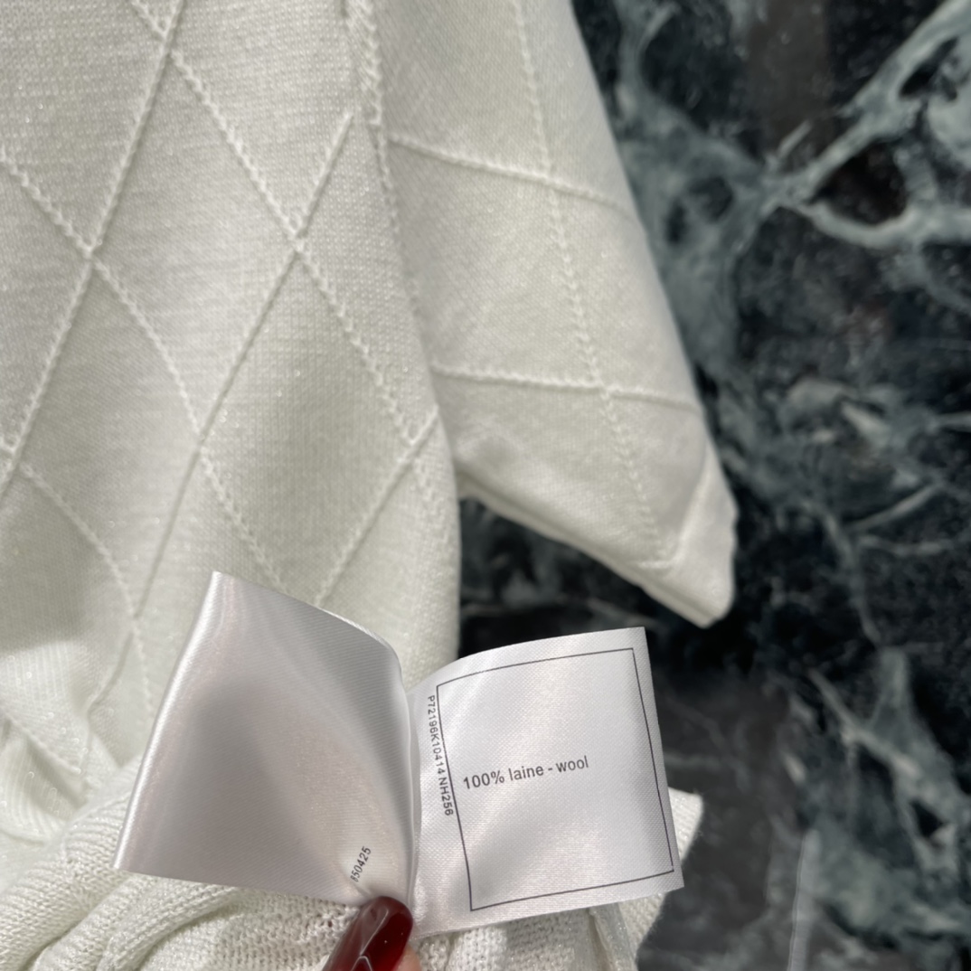 小香 26春夏新款 菱格纹针织短袖 胸前经典双C Logo辨识度满分 圆领+短袖设计 春夏单穿或内搭都很