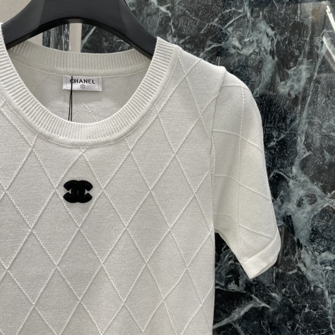 小香 26春夏新款 菱格纹针织短袖 胸前经典双C Logo辨识度满分 圆领+短袖设计 春夏单穿或内搭都很