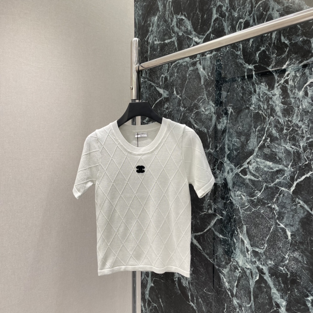 小香 26春夏新款 菱格纹针织短袖 胸前经典双C Logo辨识度满分 圆领+短袖设计 春夏单穿或内搭都很