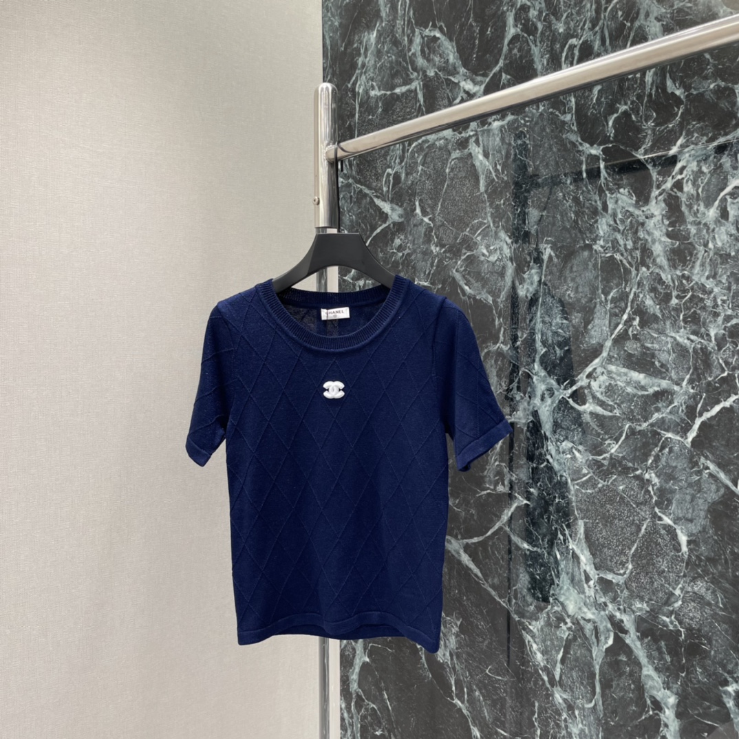 小香 26春夏新款 菱格纹针织短袖 胸前经典双C Logo辨识度满分 圆领+短袖设计 春夏单穿或内搭都很