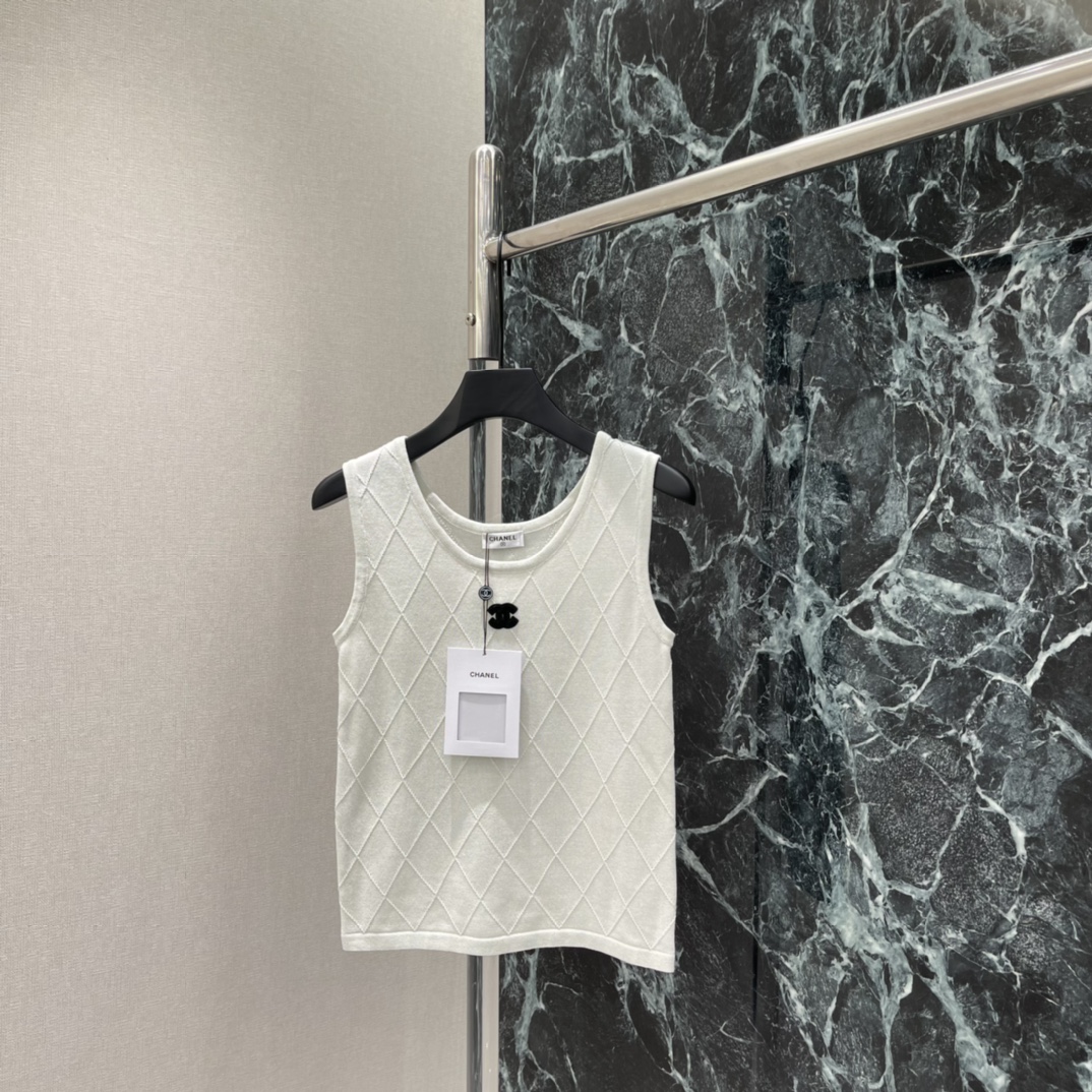 小香 26春夏新款 菱格纹针织背心 胸前经典双C Logo辨识度满分 春夏单穿或内搭都很OK菱格纹理超有