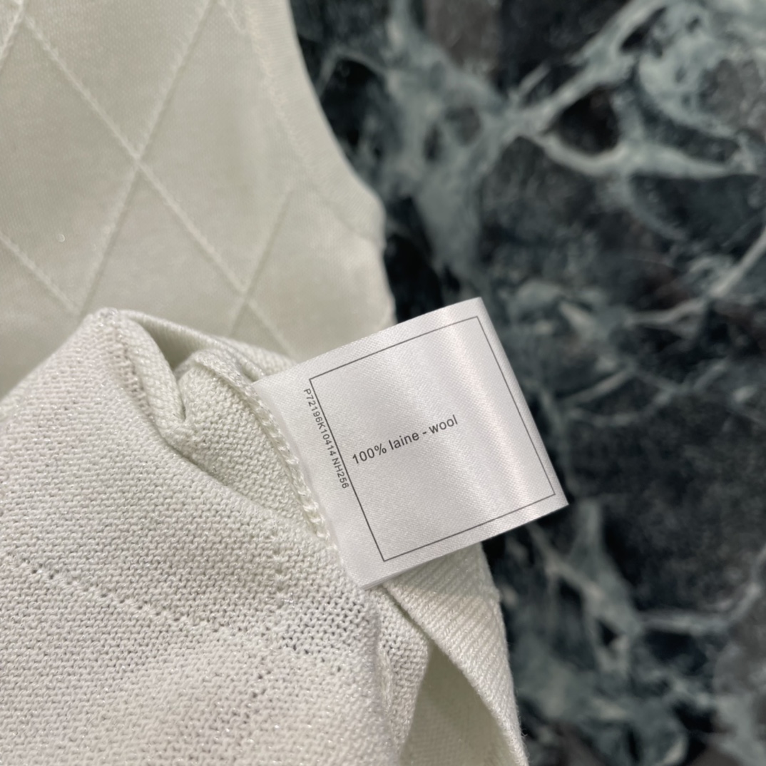 小香 26春夏新款 菱格纹针织背心 胸前经典双C Logo辨识度满分 春夏单穿或内搭都很OK菱格纹理超有