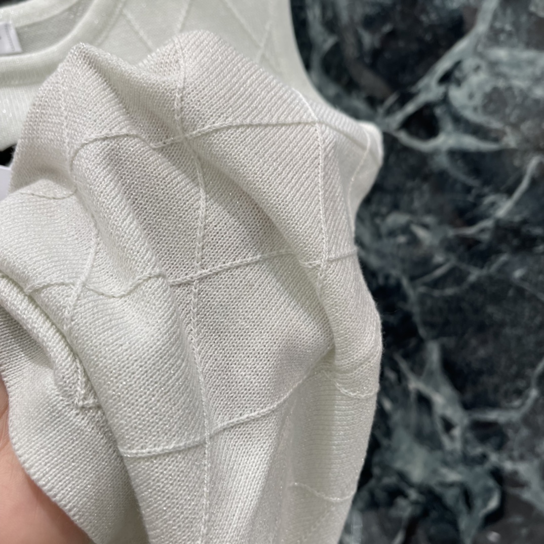 小香 26春夏新款 菱格纹针织背心 胸前经典双C Logo辨识度满分 春夏单穿或内搭都很OK菱格纹理超有