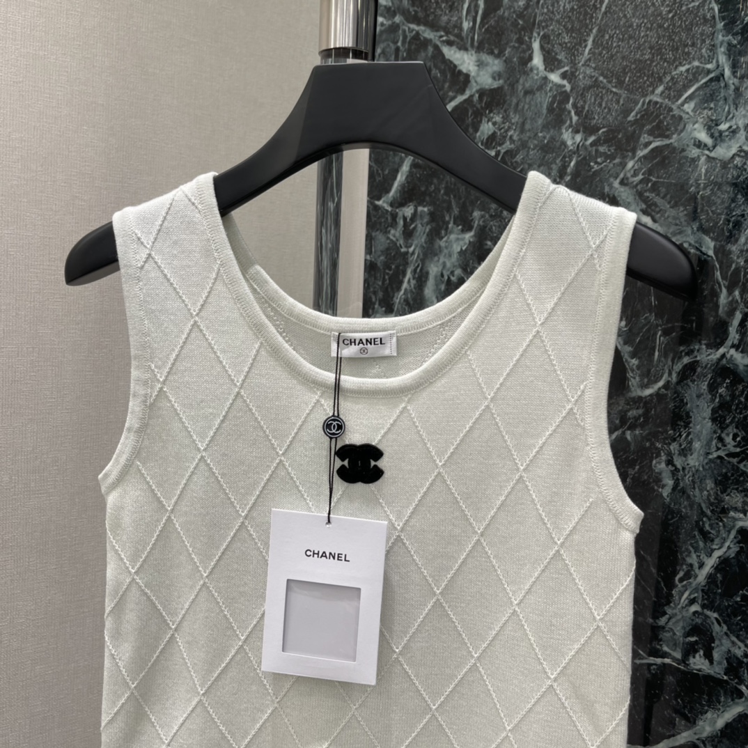 小香 26春夏新款 菱格纹针织背心 胸前经典双C Logo辨识度满分 春夏单穿或内搭都很OK菱格纹理超有