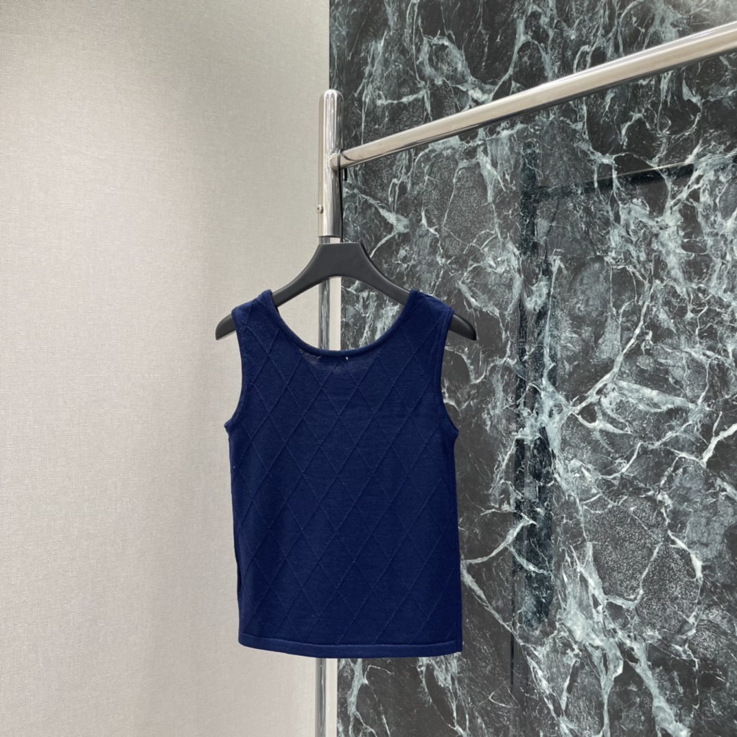 小香 26春夏新款 菱格纹针织背心 胸前经典双C Logo辨识度满分 春夏单穿或内搭都很OK菱格纹理超有