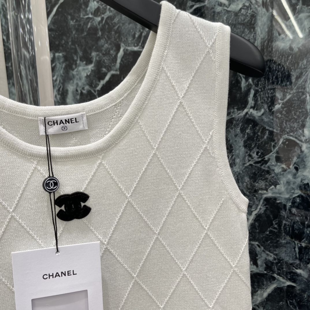 小香 26春夏新款 菱格纹针织背心 胸前经典双C Logo辨识度满分 春夏单穿或内搭都很OK菱格纹理超有